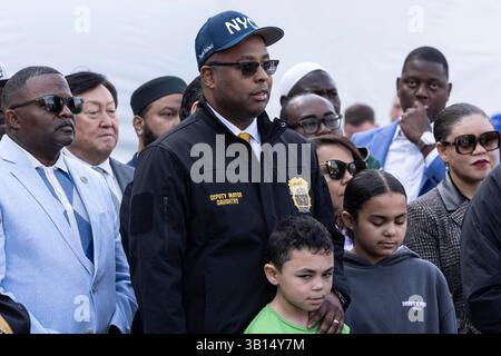 Westbury, New York, États-Unis. 24 avril 2025. Le maire adjoint de la ville de New York pour la sécurité publique, Kaz Daughtry, assiste à la destruction d'armes illégales à Reworld Hempstead à Westbury, NY, le 24 avril 2025. Toutes les armes détruites provenaient déjà d'affaires closes où les accusés avaient été condamnés. (Crédit image : © Lev Radin/ZUMA Press Wire) USAGE ÉDITORIAL SEULEMENT ! Non destiné à UN USAGE commercial ! Banque D'Images