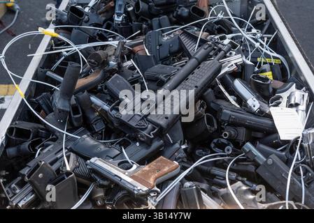 Westbury, New York, États-Unis. 24 avril 2025. Armes illégales exposées avant d'être détruites au Reworld Hempstead à Westbury, NY, le 24 avril 2025. Toutes les armes détruites provenaient déjà d'affaires closes où les accusés avaient été condamnés. (Crédit image : © Lev Radin/ZUMA Press Wire) USAGE ÉDITORIAL SEULEMENT ! Non destiné à UN USAGE commercial ! Banque D'Images