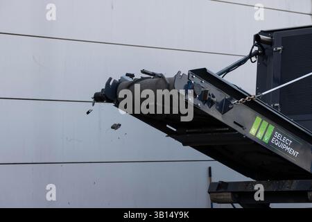 Westbury, New York, États-Unis. 24 avril 2025. Armes illégales détruites à Reworld Hempstead à Westbury, NY, le 24 avril 2025. Toutes les armes détruites provenaient déjà d'affaires closes où les accusés avaient été condamnés. (Crédit image : © Lev Radin/ZUMA Press Wire) USAGE ÉDITORIAL SEULEMENT ! Non destiné à UN USAGE commercial ! Banque D'Images