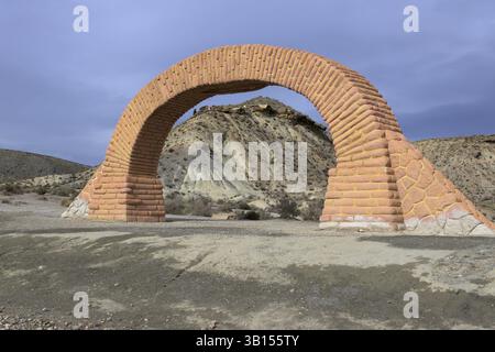 Arc de pierre du film Spiel Mir das Lied vom Tod, village occidental Fort Bravo ou Texas Hollywood, Almeria, Espagne, Europe Banque D'Images