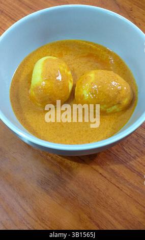 Gulai Telur ou œufs durs en sauce curry douce, nourriture indonésienne Minangkabau Padang de l'ouest de Sumatra. Banque D'Images