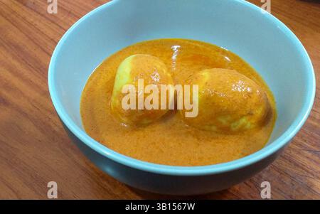 Gulai Telur ou œufs durs en sauce curry douce, nourriture indonésienne Minangkabau Padang de l'ouest de Sumatra. Banque D'Images