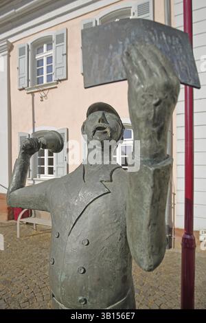 Sculpture police et fonctionnaire municipal par Theo Roehrig 1987, sculpture en bronze, policier historique, policier avec cloche à main et livre, bureau de police Banque D'Images