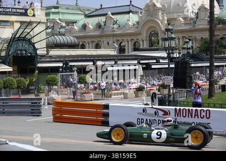 Série d, Lotus 25, pilote Andy Middlehurst, sur la place devant le Casino Monte-Carlo, 11ème Grand Prix Monaco historique, Principauté de Mona Banque D'Images