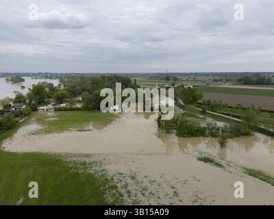 Castelvetro, PC, Italie 19 avril 2025 Drone perspective montrant le paysage inondé du fleuve po en Emilie Romagne, révélant des terres agricoles inondées, végétatio Banque D'Images