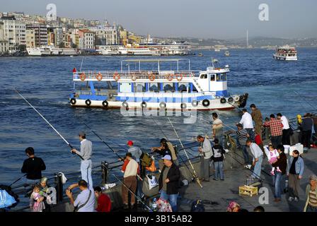 Quai avec ferry portuaire au pont de Galata, Galata Koepruesue, Koepruesue au Bosphore, Bogazici, vue d'Eminoenue, quartier d'Eminoenue sur Karak Banque D'Images