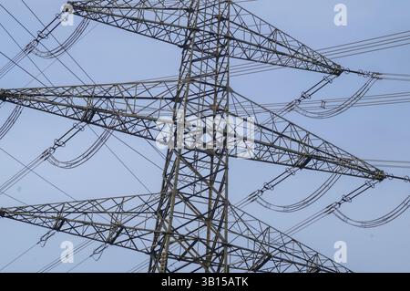 Ossature métallique d'un pylône électrique transportant des lignes électriques à haute tension contre un ciel bleu clair, Borken, NRW, Allemagne, Europe Banque D'Images