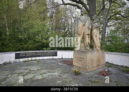 Leskovice, République tchèque. 24 avril 2025. Mémorial aux victimes du massacre et de l'incendie du village de Leskovice près de Pelhrimov il y a 80 ans en mai 1945 par Vladimir Kyn et Jaroslava Lukesova-Kynova, Leskovice, région de Bohême du Sud, 24 avril 2025. Crédit : Lubos Pavlicek/CTK photo/Alamy Live News Banque D'Images