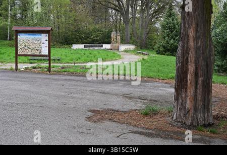 Leskovice, République tchèque. 24 avril 2025. Mémorial aux victimes du massacre et de l'incendie du village de Leskovice près de Pelhrimov il y a 80 ans en mai 1945 par Vladimir Kyn et Jaroslava Lukesova-Kynova, Leskovice, région de Bohême du Sud, 24 avril 2025. Crédit : Lubos Pavlicek/CTK photo/Alamy Live News Banque D'Images