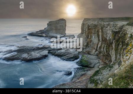 Paysage spectaculaire à Shark fin Cove (Shark Tooth Beach), Davenport, Californie. Banque D'Images