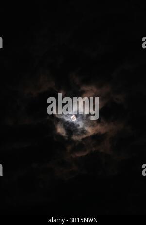 Paysage étonnant de lune brillante blanche dans le ciel noir avec des nuages la nuit. Banque D'Images