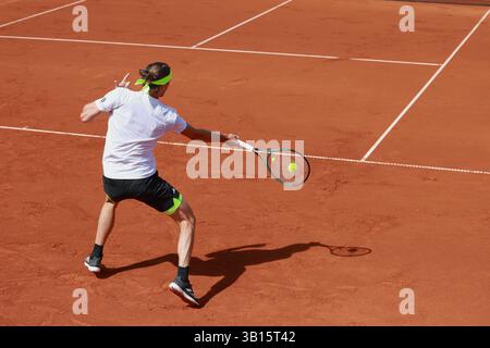 Le joueur de tennis allemand TAlexander Zverev (GER)R jouant un retour avant au tournoi BMW Open 2025 à Munich, Bavière, Allemagne. Banque D'Images