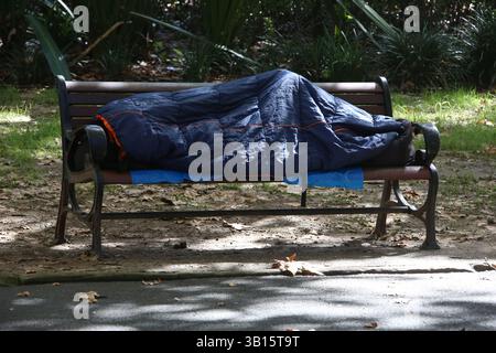 Sydney, Australie. 25 avril 2025. Les sans-abri sont revenus à Belmore Park, près de la gare centrale, avec une tente et d'autres dormant sur des bancs. La « crise du coût de la vie » est un enjeu politique majeur pour les prochaines élections. Crédit : Richard Milnes/Alamy Live News Banque D'Images