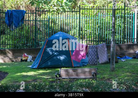 Sydney, Australie. 25 avril 2025. Les sans-abri sont revenus à Belmore Park, près de la gare centrale, avec une tente et d'autres dormant sur des bancs. La « crise du coût de la vie » est un enjeu politique majeur pour les prochaines élections. Crédit : Richard Milnes/Alamy Live News Banque D'Images