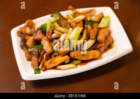 Un hakka traditionnel taïwanais sautés avec poitrine de porc, tofu séché, calmars et oignons verts. Banque D'Images