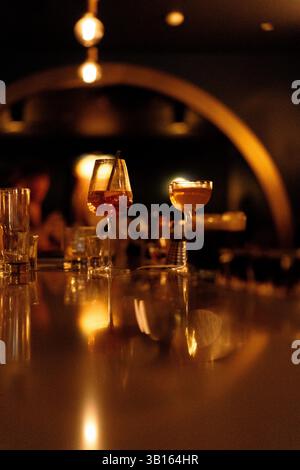 Verres sur le comptoir du bar Banque D'Images