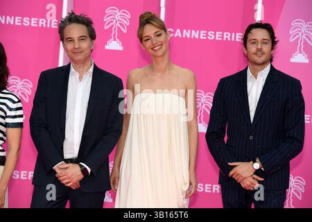 Louise Bourgoin, Jeff Russo, César Domboy, Soo Hugh et Lola Dueñas assistent à la cérémonie d’ouverture du 8e Festival International des Canneseries au Palais des Festivals. Banque D'Images