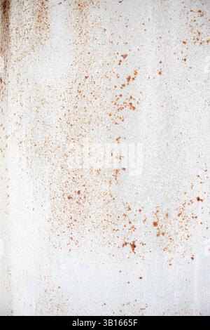 Vieille surface métallique peinte avec apparition de rouille. La texture du métal peint. Arrière-plan abstrait. Banque D'Images
