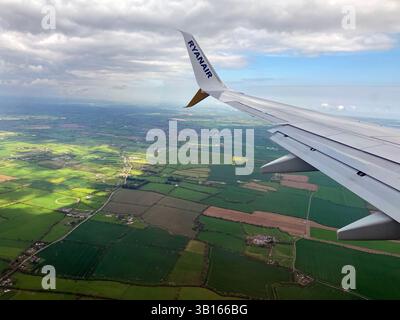 Ryanair Boeing 737-800 atterrissant à l'aéroport de Dublin, Irlande. Banque D'Images