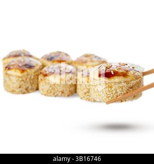 rouleau de sushi cuit au four avec du sésame Banque D'Images