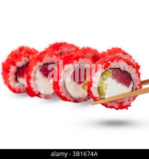 rouleau de sushi avec fromage tobiko caillé et thon Banque D'Images