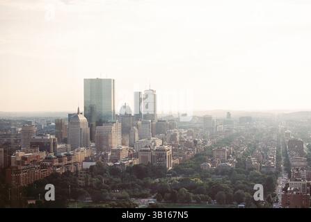 Gratte-ciel ensoleillé de Boston à partir de 13 étages Banque D'Images