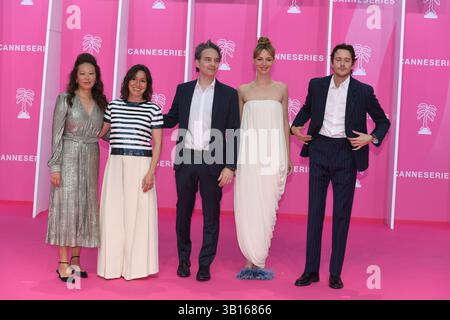 Louise Bourgoin, Jeff Russo, César Domboy, Soo Hugh et Lola Dueñas assistent à la cérémonie d’ouverture du 8e Festival International des Canneseries au Palais des Festivals. (Photo Gianluig Jorio / SOPA images/SIPA USA) Banque D'Images