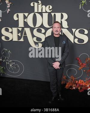 Thomas Lennon arrive à la première de Netflix THE FOUR SEASONS Los Angeles qui a lieu à la DGA à Los Angeles, CA jeudi, ? 24 avril 2025. (Photo de Sthanlee B. Mirador/Sipa USA) Banque D'Images