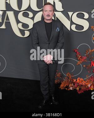 Thomas Lennon arrive à la première de Netflix THE FOUR SEASONS Los Angeles qui a lieu à la DGA à Los Angeles, CA jeudi, ? 24 avril 2025. (Photo de Sthanlee B. Mirador/Sipa USA) Banque D'Images