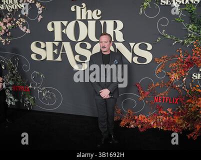 Thomas Lennon arrive à la première de Netflix THE FOUR SEASONS Los Angeles qui a lieu à la DGA à Los Angeles, CA jeudi, ? 24 avril 2025. (Photo de Sthanlee B. Mirador/Sipa USA) Banque D'Images