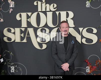 Thomas Lennon arrive à la première de Netflix THE FOUR SEASONS Los Angeles qui a lieu à la DGA à Los Angeles, CA jeudi, ? 24 avril 2025. (Photo de Sthanlee B. Mirador/Sipa USA) Banque D'Images