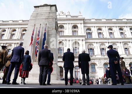 Cérémonie de dépôt de gerbes et défilé commémorant le jour de l'Anzac au cénotaphe de Whitehall, au centre de Londres. Date de la photo : vendredi 25 avril 2025. Banque D'Images