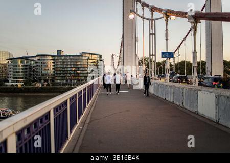 Londres, Royaume-Uni - 14 septembre 2023 : les gens marchent sur le trottoir du pont de Chelsea. Banque D'Images