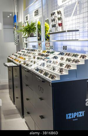 Londres, Royaume-Uni - 14 septembre 2023 : lunettes de soleil Izipizi à vendre dans Shop Display Banque D'Images