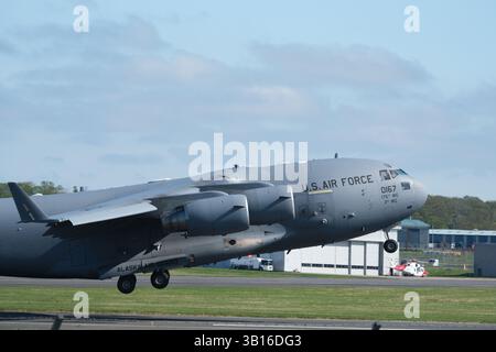 Avion de transport militaire Boeing C-17 Globemaster de l'USAF décollant de l'aéroport de Prestwick en Écosse en avril 2025 Banque D'Images