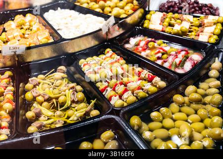 Olives à vendre au marché de Barcelone, la Boqueria. Banque D'Images