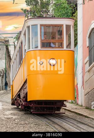 Lisbonne, Portugal - 30 octobre 2024 : tramway jaune populaire de Lisbonne avec chauffeur de tramway (opérateur de tramway) Banque D'Images