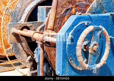 Engins oxydés dans le port de pêche Arenys de Mar, Côte du Maresme, Barcelone, Espagne Banque D'Images