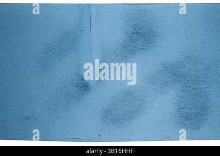 Film négatif couleur grungy 120mm isolé sur fond blanc. Matériau de film de format moyen sur fond blanc, espace réservé photo rétro. Banque D'Images