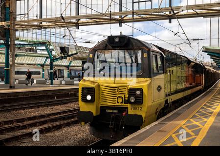 70812 passage du quai 3 à la gare de Carlisle en train de travailler le 6J37 1252 Carlisle Yard Colas Rail jusqu'à Chirk Kronospan Colas Rail. Banque D'Images