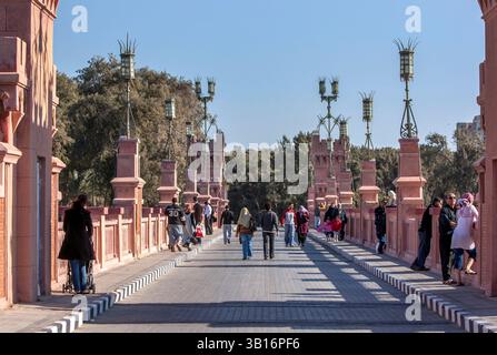 Les gens traversent le pont magnifiquement conçu du Palais Montazah au parc royal à Alexandrie, dans le nord de l'Égypte. Banque D'Images