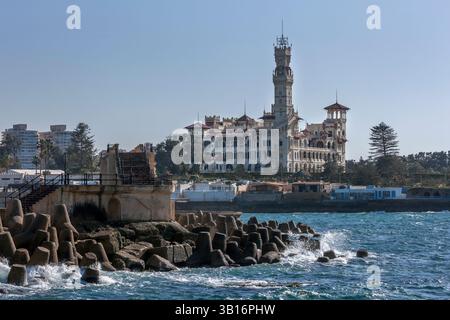 Le Palais Montazah et les jardins adjacents à la mer Méditerranée à Alexandrie en Égypte. Le palais est de conception mauresque. Banque D'Images