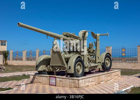 Un canon anti-aérien britannique de 3,7 pouces exposé au musée de la guerre d'El Alamein dans le nord de l'Égypte. Banque D'Images