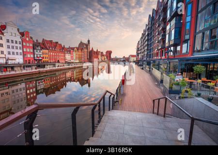 Gdansk, Pologne. Image de paysage urbain de la vieille ville de Gdansk, Pologne au beau lever du soleil. Banque D'Images