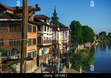 Srinagar, la capitale estivale du Jammu-et-Cachemire, est située sur les rives de la rivière Jhelum, également connue sous le nom de Vyath au Cachemire. La rivière coule Banque D'Images