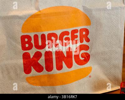 Gros plan du logo de restauration rapide Burger King sur le sac en papier éco à emporter brun, symbole de marque de chaîne de restaurants américaine, marque, logo en forme de hamburger Banque D'Images