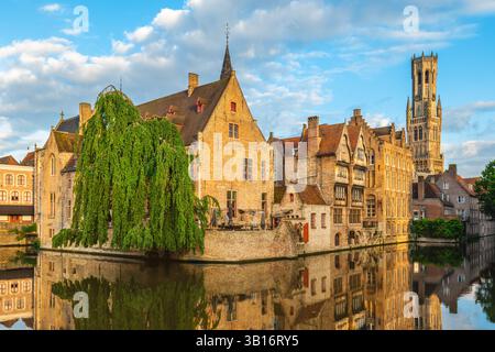 Décor du Quai du Rosaire, Rozenhoedkaai en néerlandais, situé à Bruges, Belgique Banque D'Images