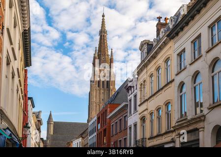 Vue sur la rue de Bruges et l'église notre-Dame clocher, Belgique Banque D'Images