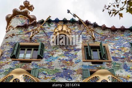 Une vue rapprochée d'une façade colorée et ornée de bâtiments présentant des éléments architecturaux uniques, des mosaïques vibrantes et des détails décoratifs. La structure Banque D'Images