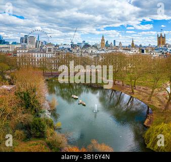 Vue aérienne de James's Park dans le centre de Londres avec le lac, les gratte-ciel emblématiques avec le London Eye, Big Ben et Westminster. Grand mélange d'urbain Banque D'Images